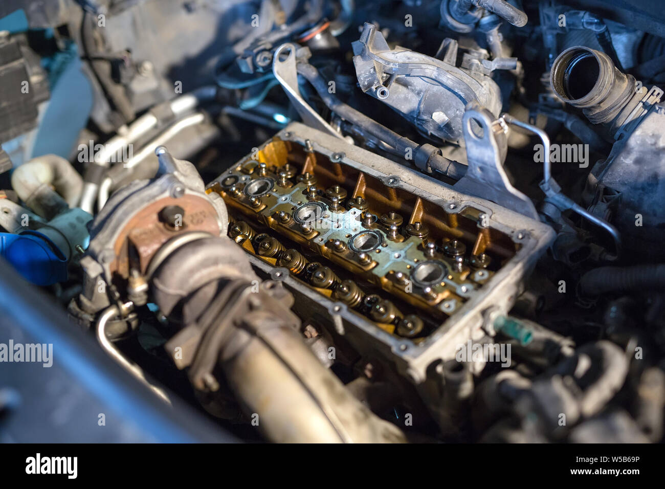 Automechaniker in der Garage arbeiten. Reparatur Service. Stockfoto