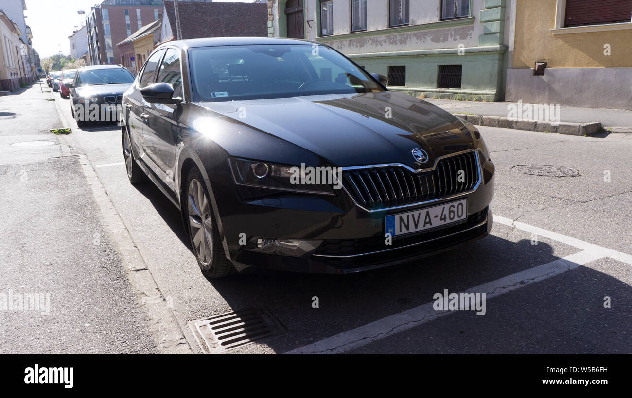 Debrecen Ungarn 04 19 2019 einen Skoda Superb Auto Park in Debrecen Stockfoto