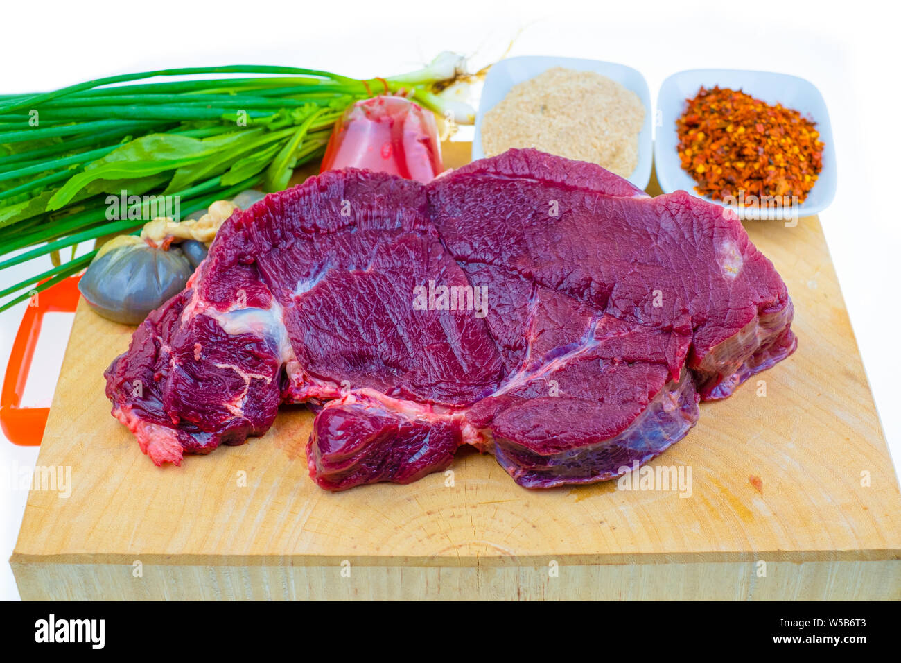 Rohes Rindfleisch und Gewürzen für thailändische Essen kochen Rezepte würziges Hackfleisch Salat Stockfoto