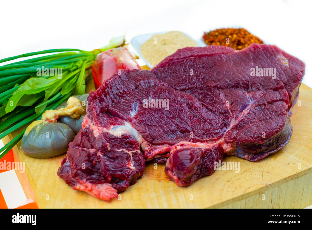 Rohes Rindfleisch und Gewürzen für thailändische Essen kochen Rezepte würziges Hackfleisch Salat Stockfoto