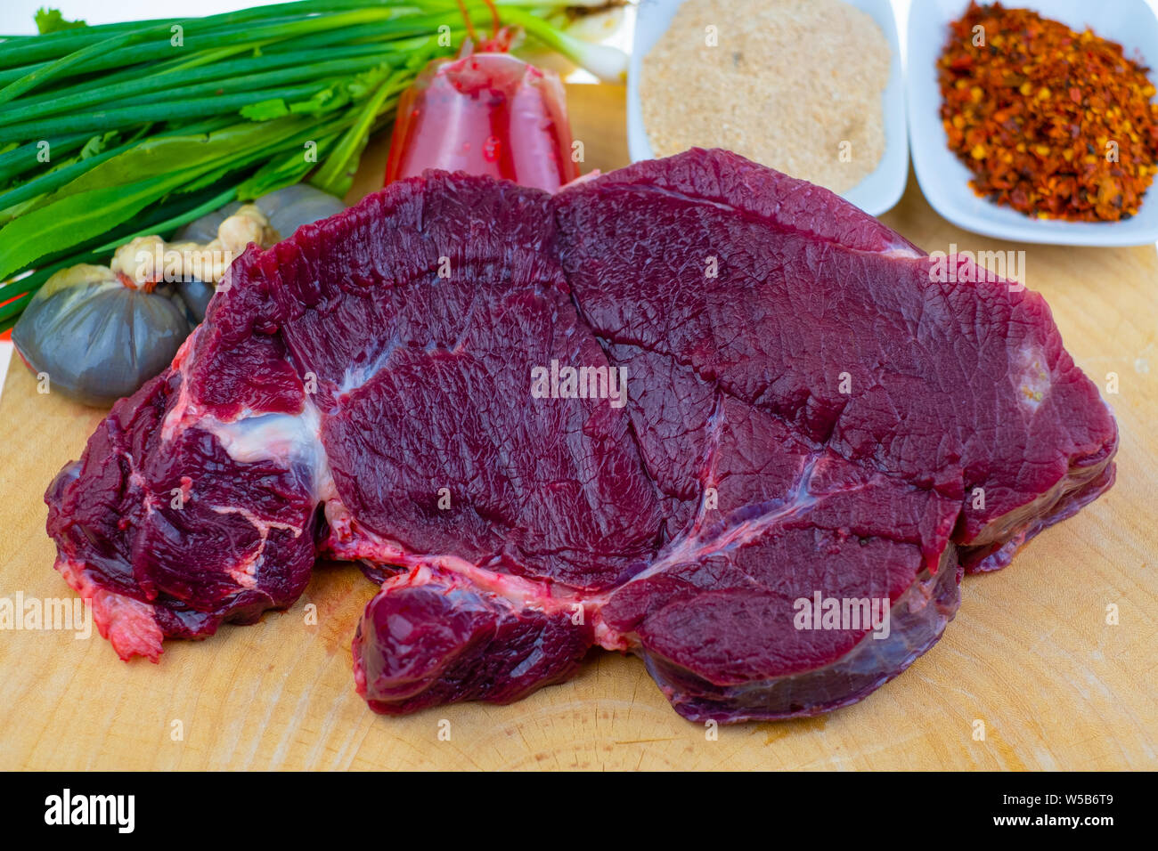 Rohes Rindfleisch und Gewürzen für thailändische Essen kochen Rezepte würziges Hackfleisch Salat Stockfoto