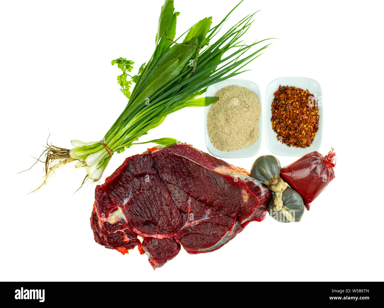 Rohes Rindfleisch und Gewürzen für thailändische Essen kochen Rezepte würziges Hackfleisch Salat Stockfoto