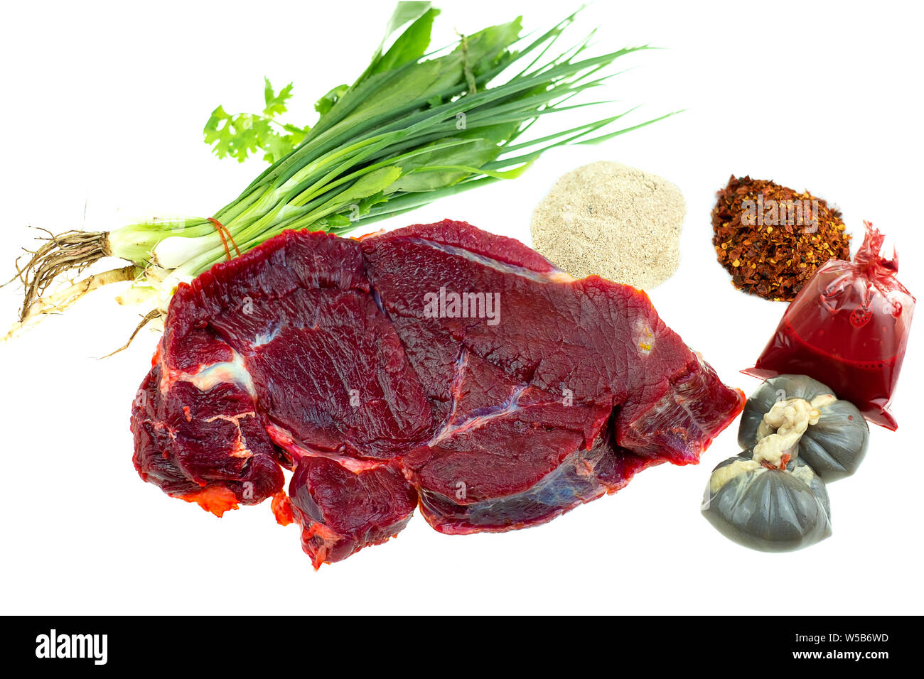 Rohes Rindfleisch und Gewürzen für thailändische Essen kochen Rezepte würziges Hackfleisch Salat Stockfoto