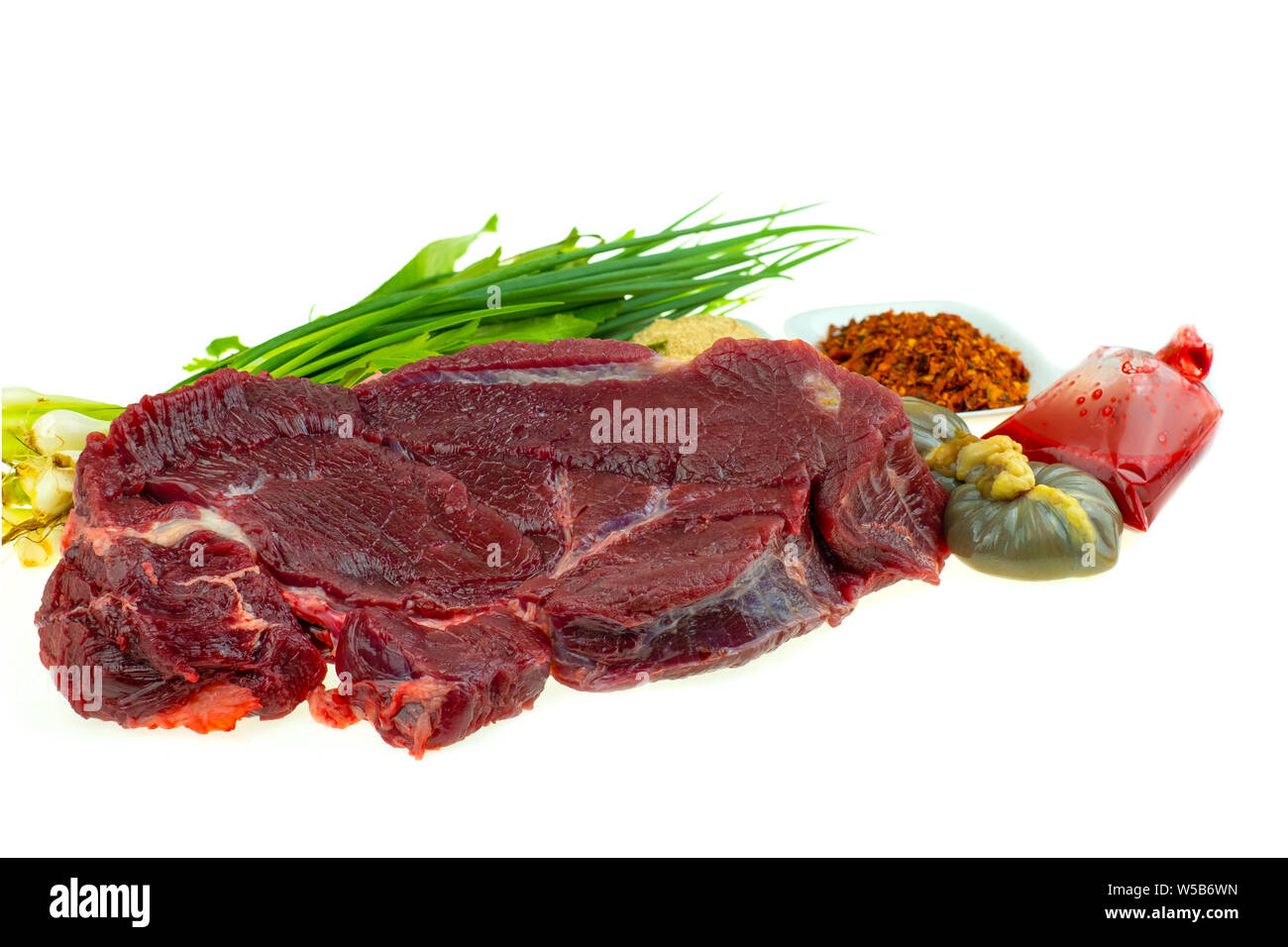 Rohes Rindfleisch und Gewürzen für thailändische Essen kochen Rezepte würziges Hackfleisch Salat Stockfoto