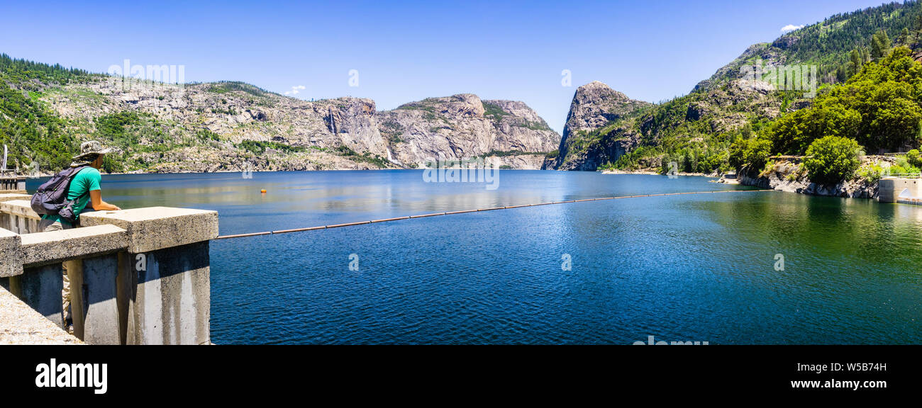 Hetch Hetchy Reservoir an einem sonnigen Sommertag; Wapama und Tueeulala fällt sichtbar, auf der anderen Seite der See; Yosemite National Park, Sierra Nevada Stockfoto