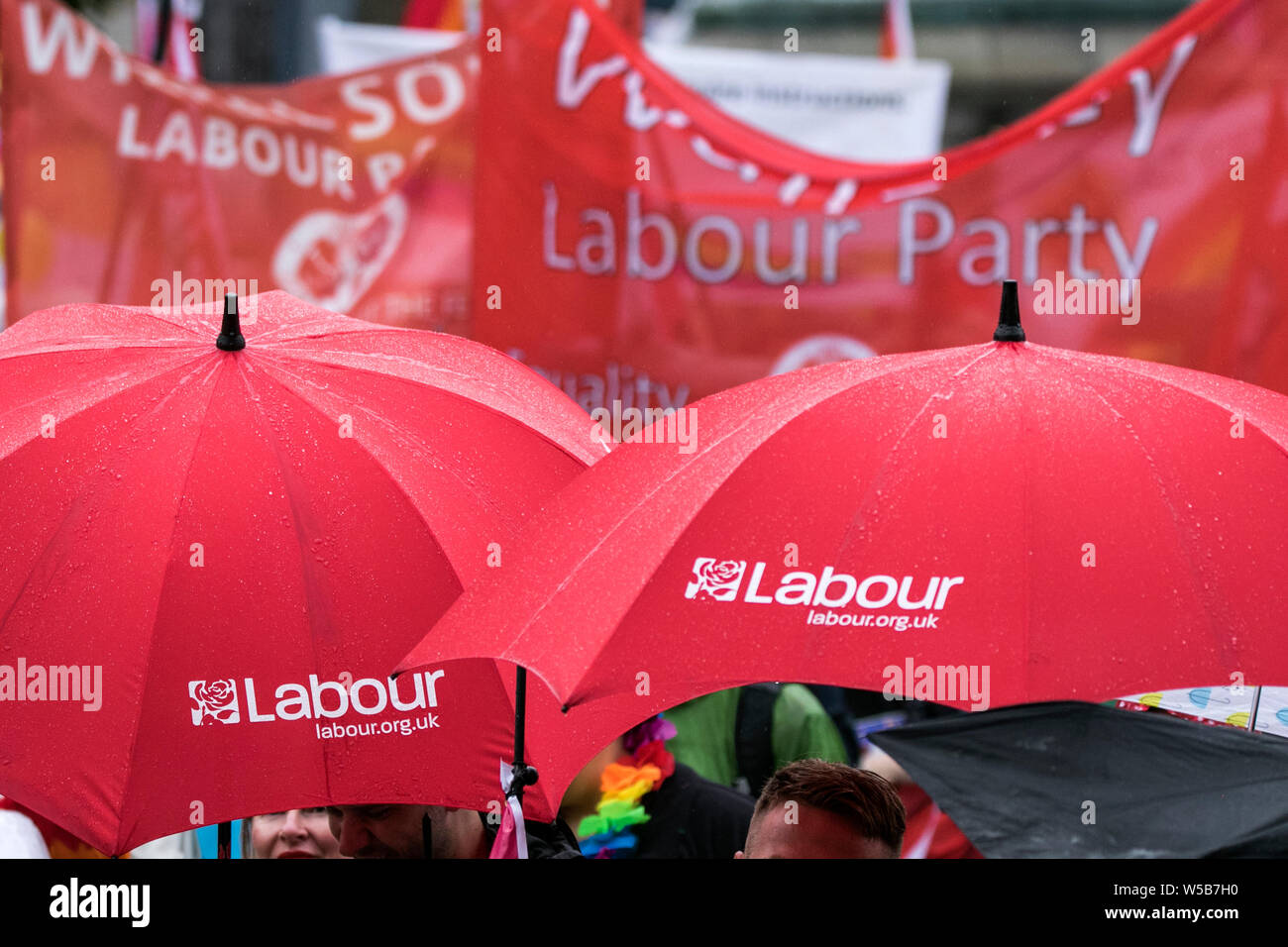 Die Anhänger der Labour-Partei; politisches Plakat des Vereinigten Königreichs, Menschenmengen, Fahnen, Banner und Schirme, Banner der sozialistischen Demonstration, Liverpool Merseyside Stockfoto