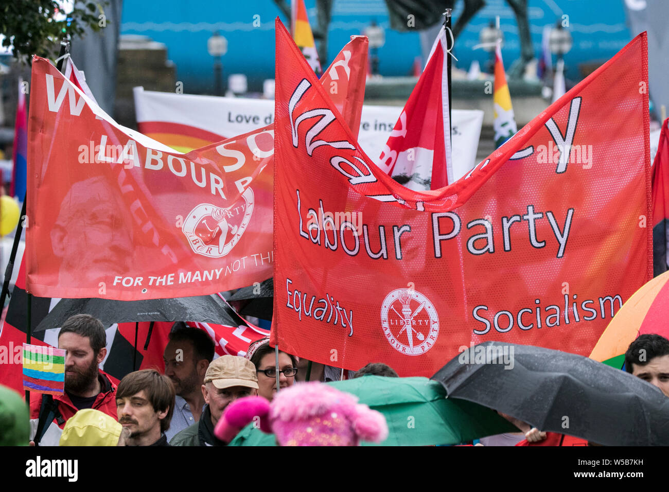 Die Labour Party UK, Massen, sozialistische Banner und Fahnen, politische Plakat-Demonstration winkende rote Banner Schild Liverpool Merseyside. Stockfoto