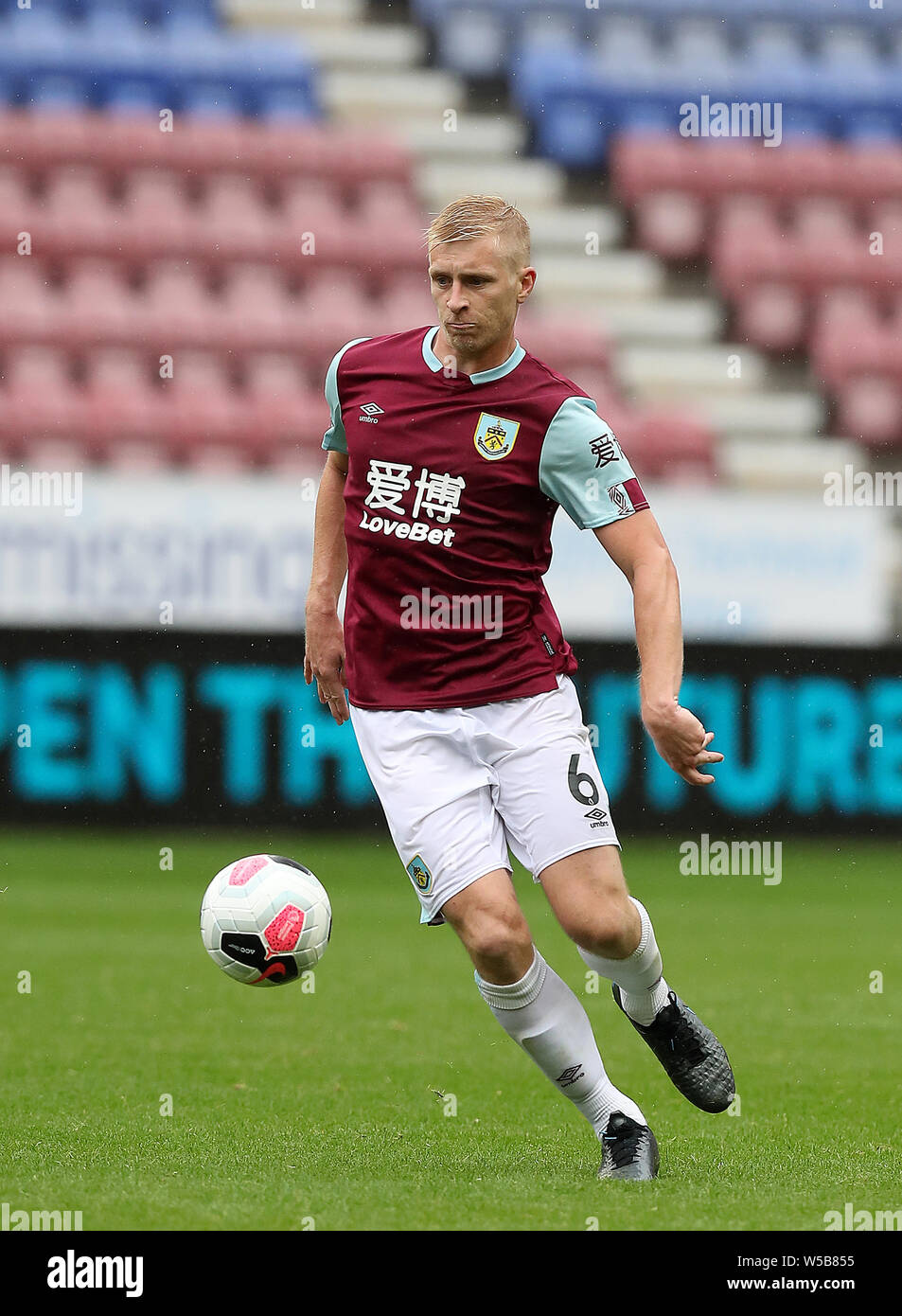 Burnley ist Ben Mee in Aktion gegen Wigan Athletic, während der Vorsaison Freundschaftsspiel bei der DW Stadium, Wigan. Stockfoto