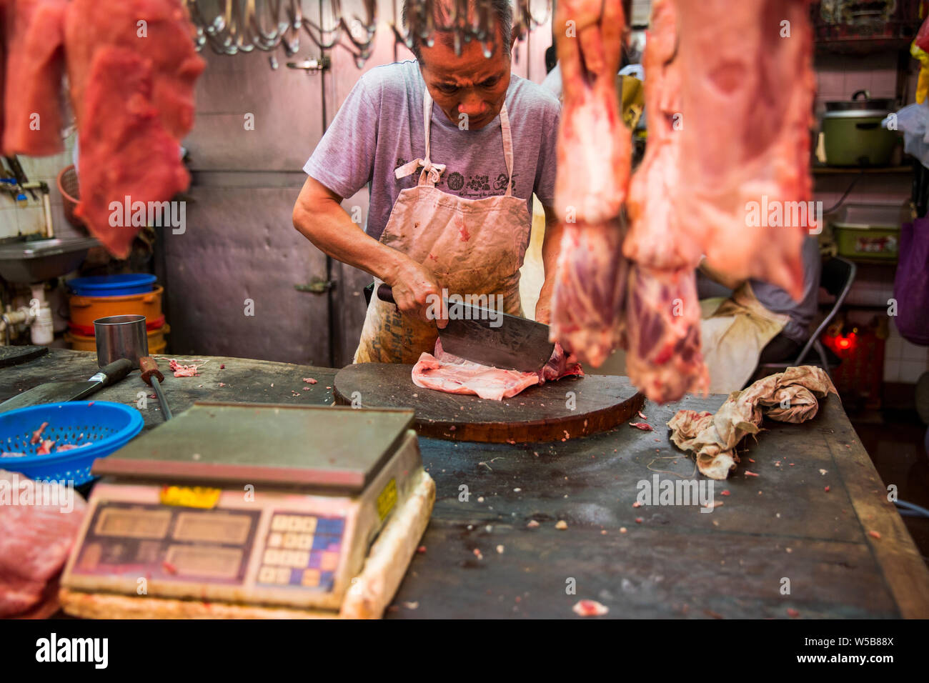 Metzger schneiden von Fleisch bei Fa Yuen Markt. Hongkong Stockfoto