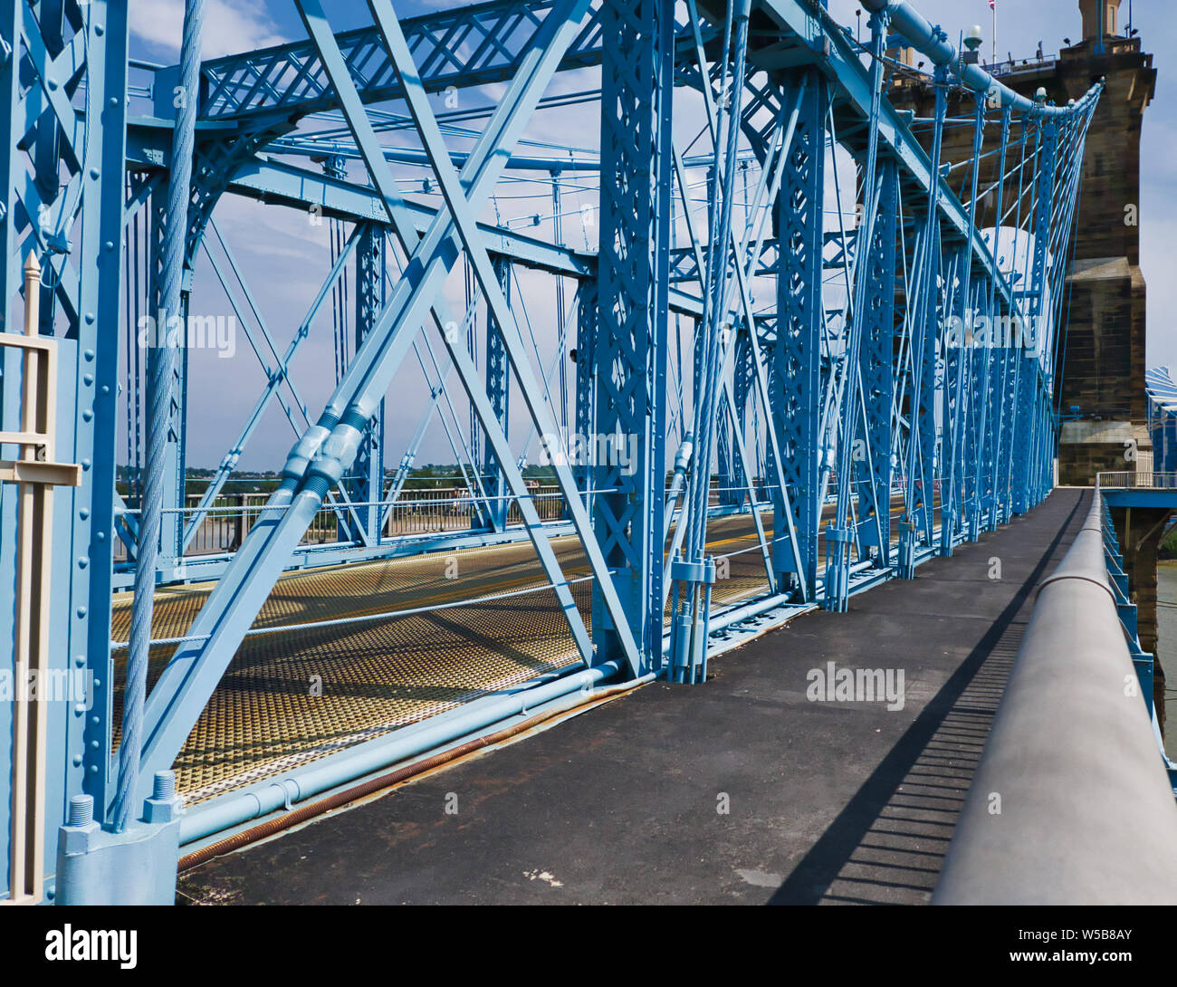 Fußgängerweg auf Blau steele Brücke Stockfoto