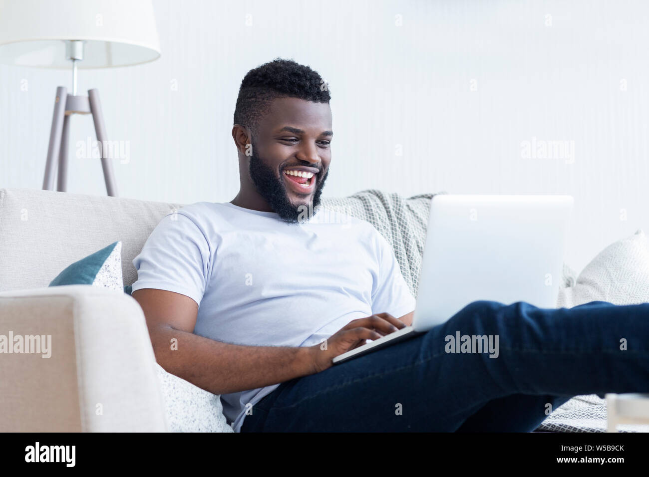 African-american Guy spielen video game auf Laptop Stockfoto
