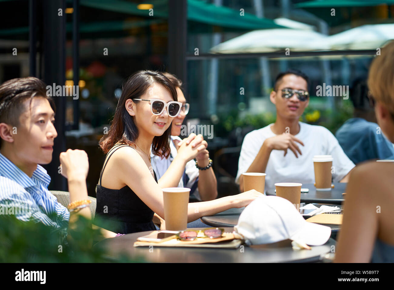 Jungen asiatischen Menschen, Mann und Frau entspannende Chatten in outdoor Coffee Shop Stockfoto