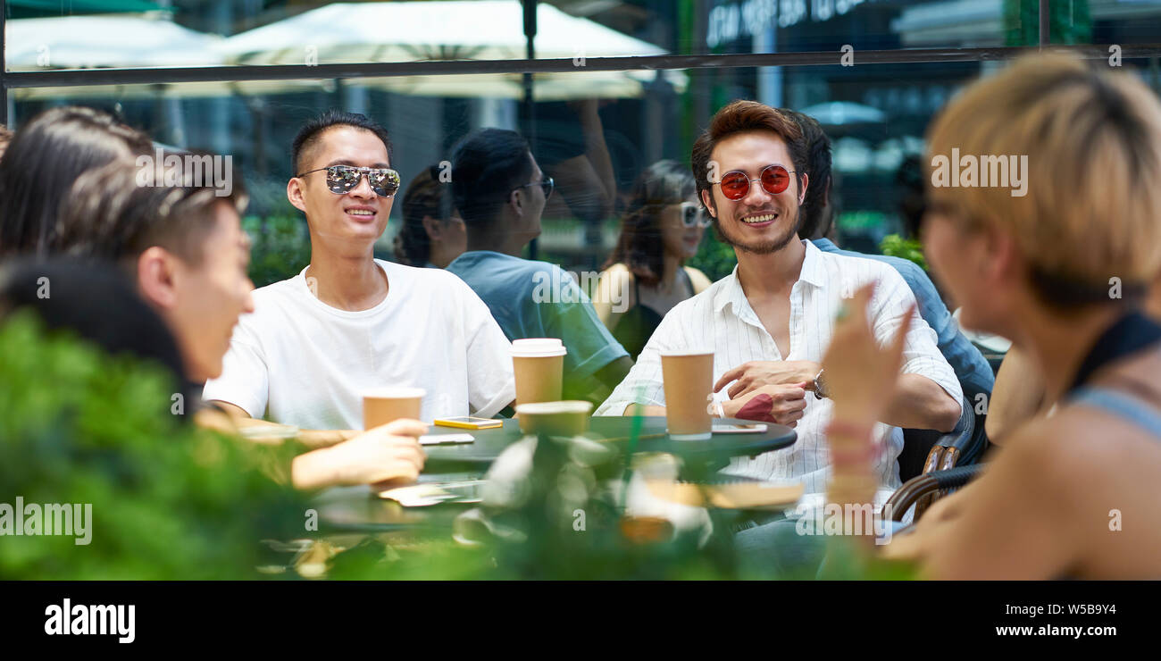 Jungen asiatischen Menschen, Mann und Frau entspannende Chatten in outdoor Coffee Shop Stockfoto