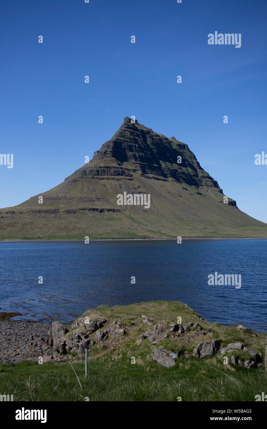 Mt. Kirkjufell im Mai - ein frischer und klarer Himmel erhöht die Schönheit dieses Berges. Stockfoto