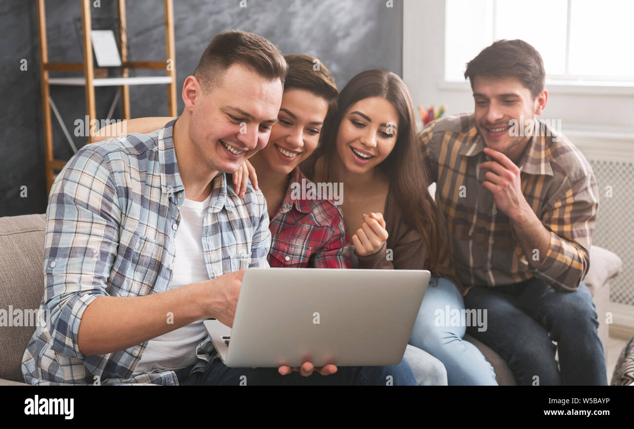 Lachend friends Funny Video auf Laptop Stockfoto