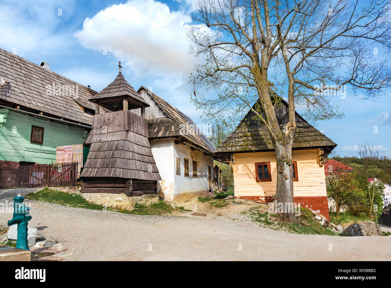 Bunte traditionelle Holzhäuser in Bergdorf - UNESCO-Vlkolinec (Slowakei) Stockfoto