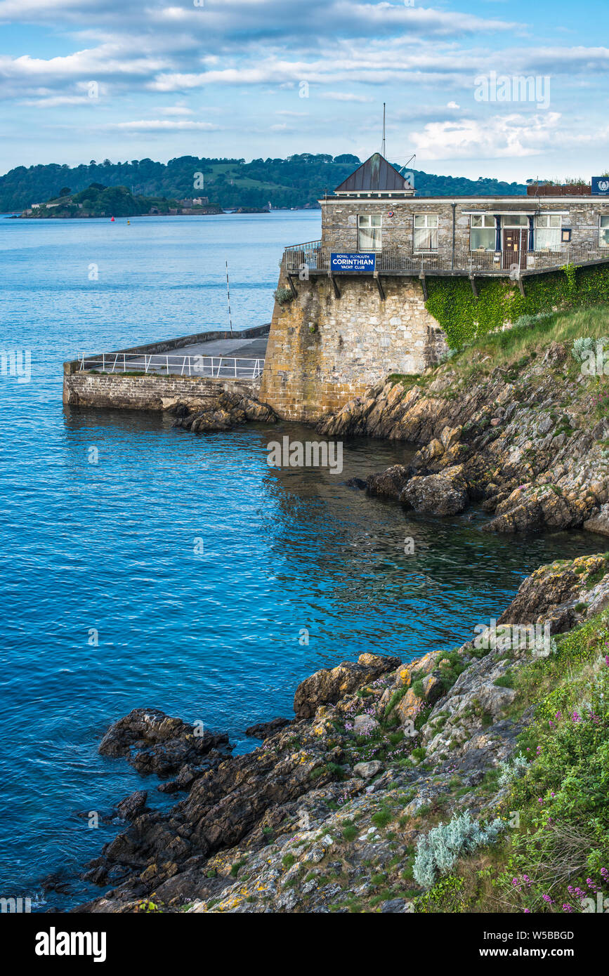 Die königliche Plymouth korinthischen Yacht Club mit Plymouth Sound in Devon, England, UK. Stockfoto