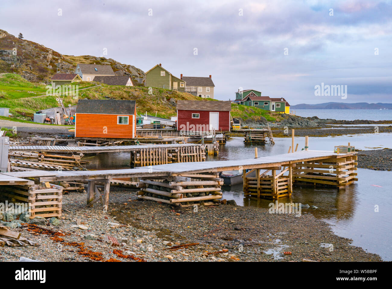 Boote und Schuppen in Küsten Fischerdorf in Neufundland, Kanada Stockfoto