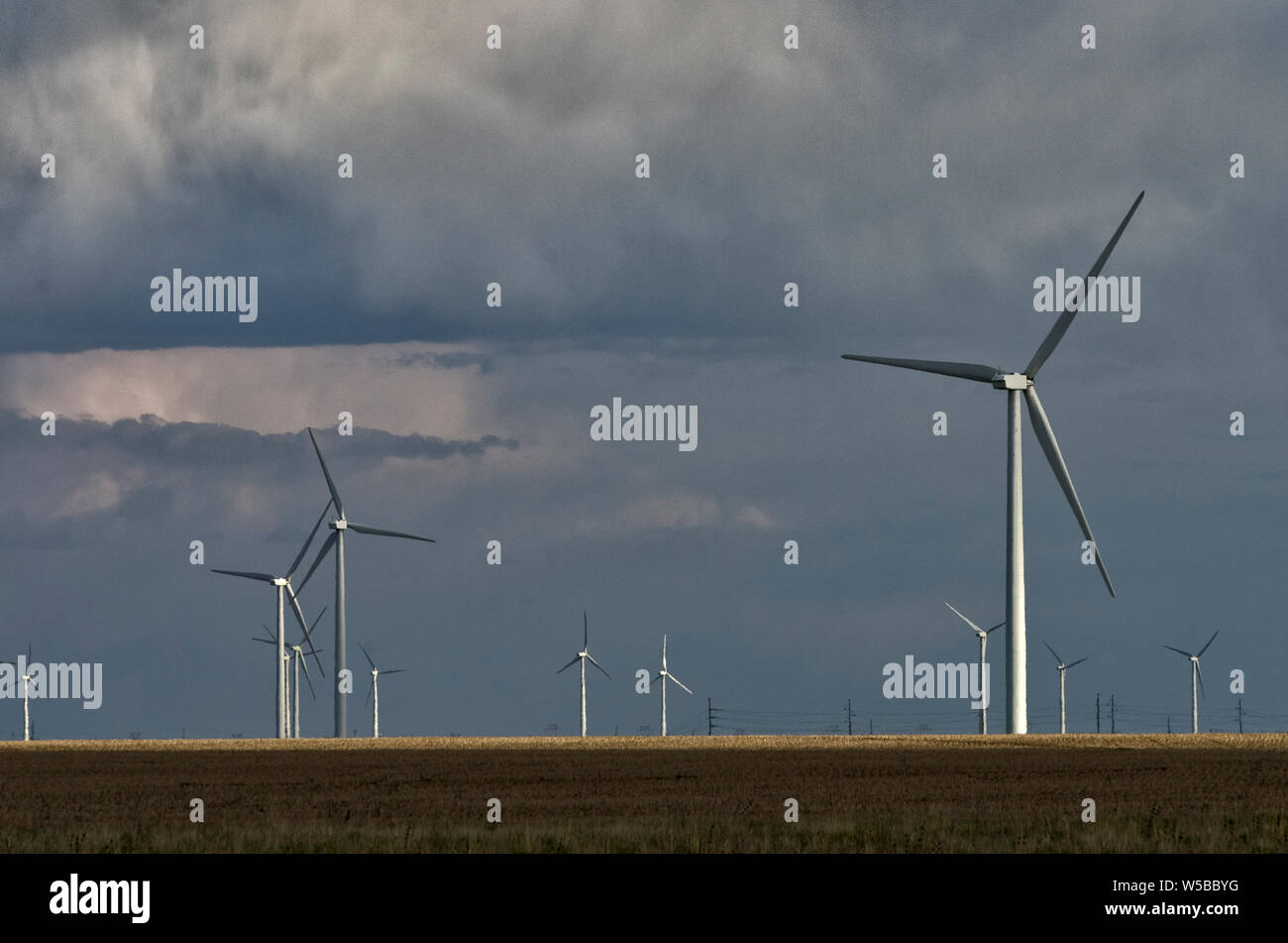 NE: Cheyenne County, Sidney, Prairie Südlich von Sidney, Windkraftanlagen, in Ackerland südlich von Sidney, mit Regen fallen von Gewitterwolken Stockfoto