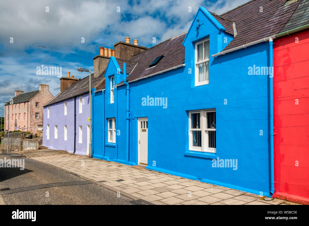 Ziemlich hell farbigen Häuser in der Nähe von Scalloway auf dem Festland Shetland. Stockfoto