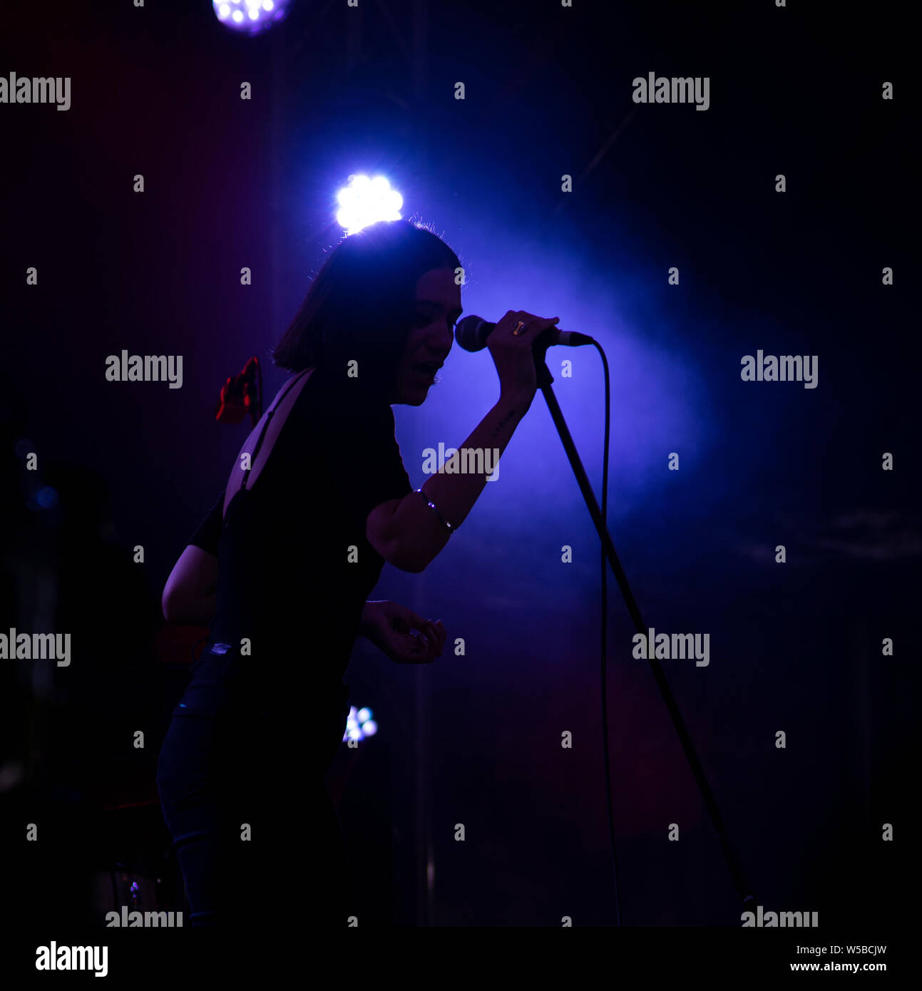 Nadine Shah auf der BBC-Sounds auf der Bühne Latitude Festival 2019 Stockfoto