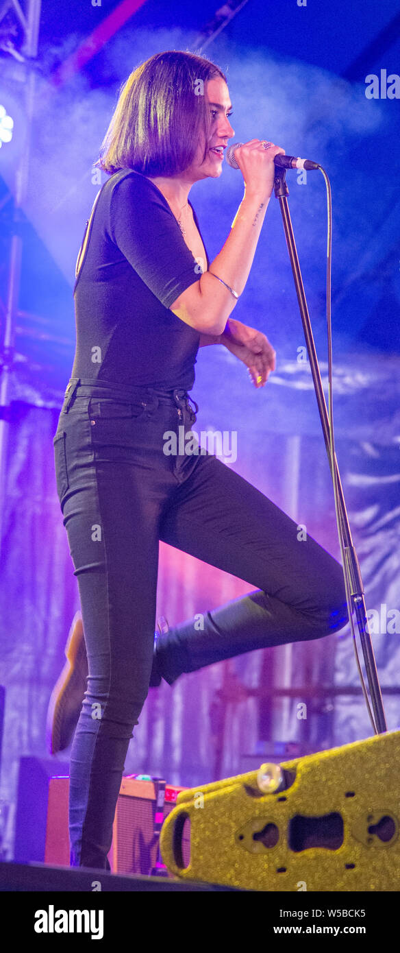 Nadine Shah auf der BBC-Sounds auf der Bühne Latitude Festival 2019 Stockfoto