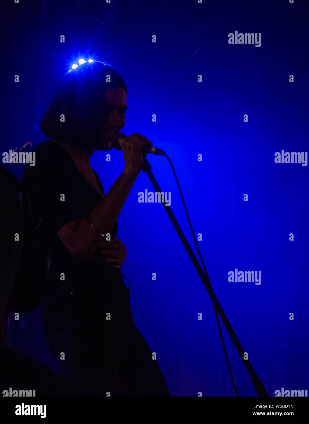Nadine Shah auf der BBC-Sounds auf der Bühne Latitude Festival 2019 Stockfoto