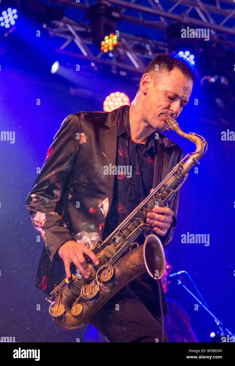 Pete Wareham, Saxophonist, Nadine Shah auf der BBC-Sounds auf der Bühne Latitude Festival 2019 Stockfoto