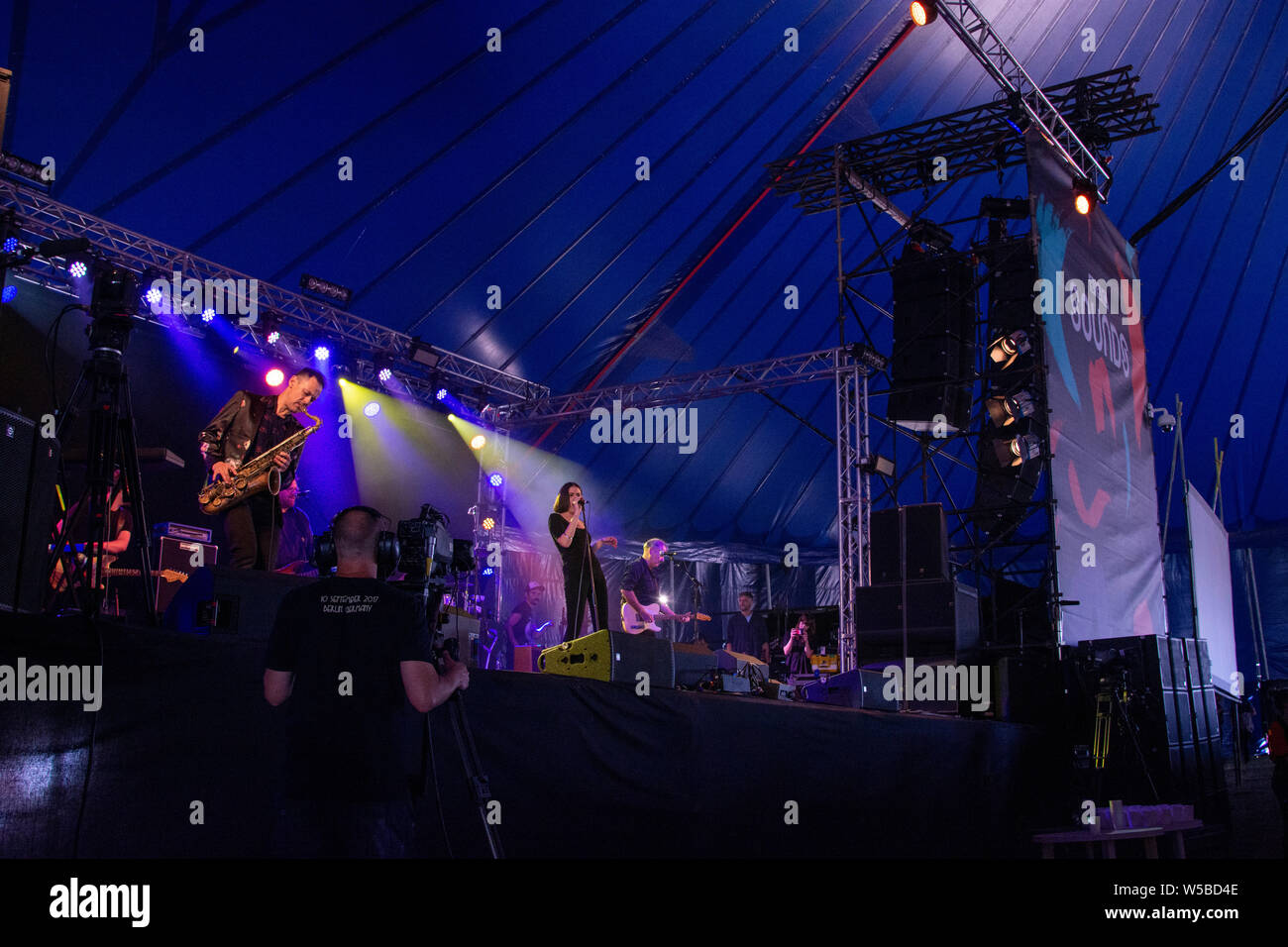 Nadine Shah auf der BBC-Sounds auf der Bühne Latitude Festival 2019 Stockfoto