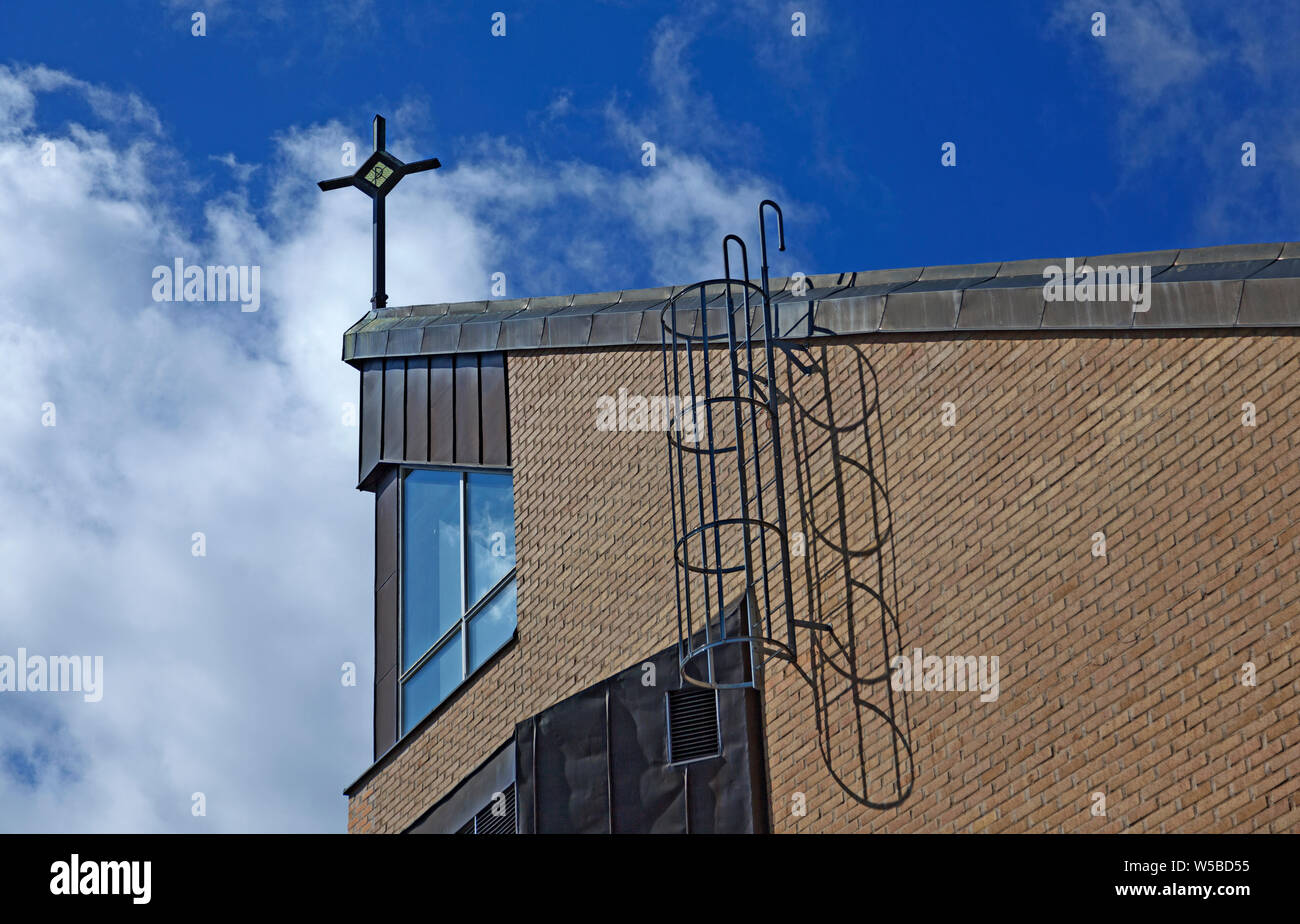 Umea, Schweden - 25. Juni 2019: Teil der Fassade an ersboda Kirche mit Kreuzen an der Oberseite Stockfoto