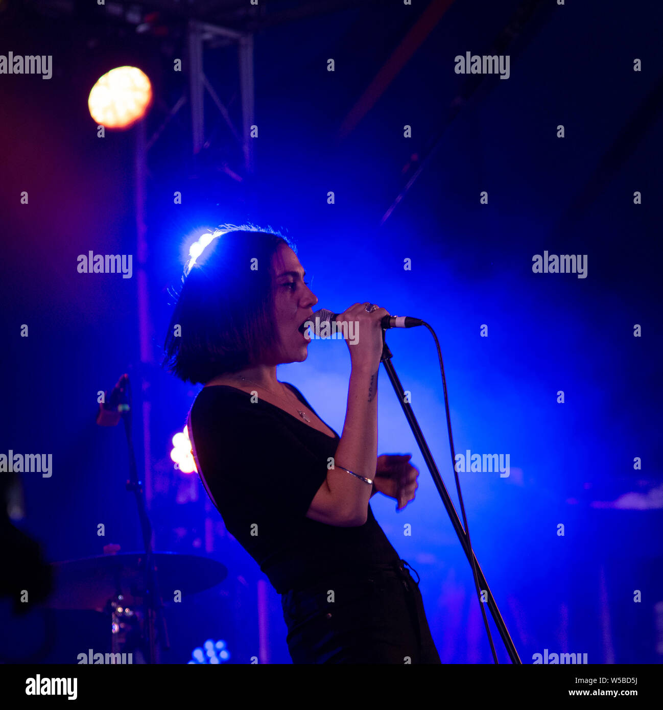 Nadine Shah auf der BBC-Sounds auf der Bühne Latitude Festival 2019 Stockfoto
