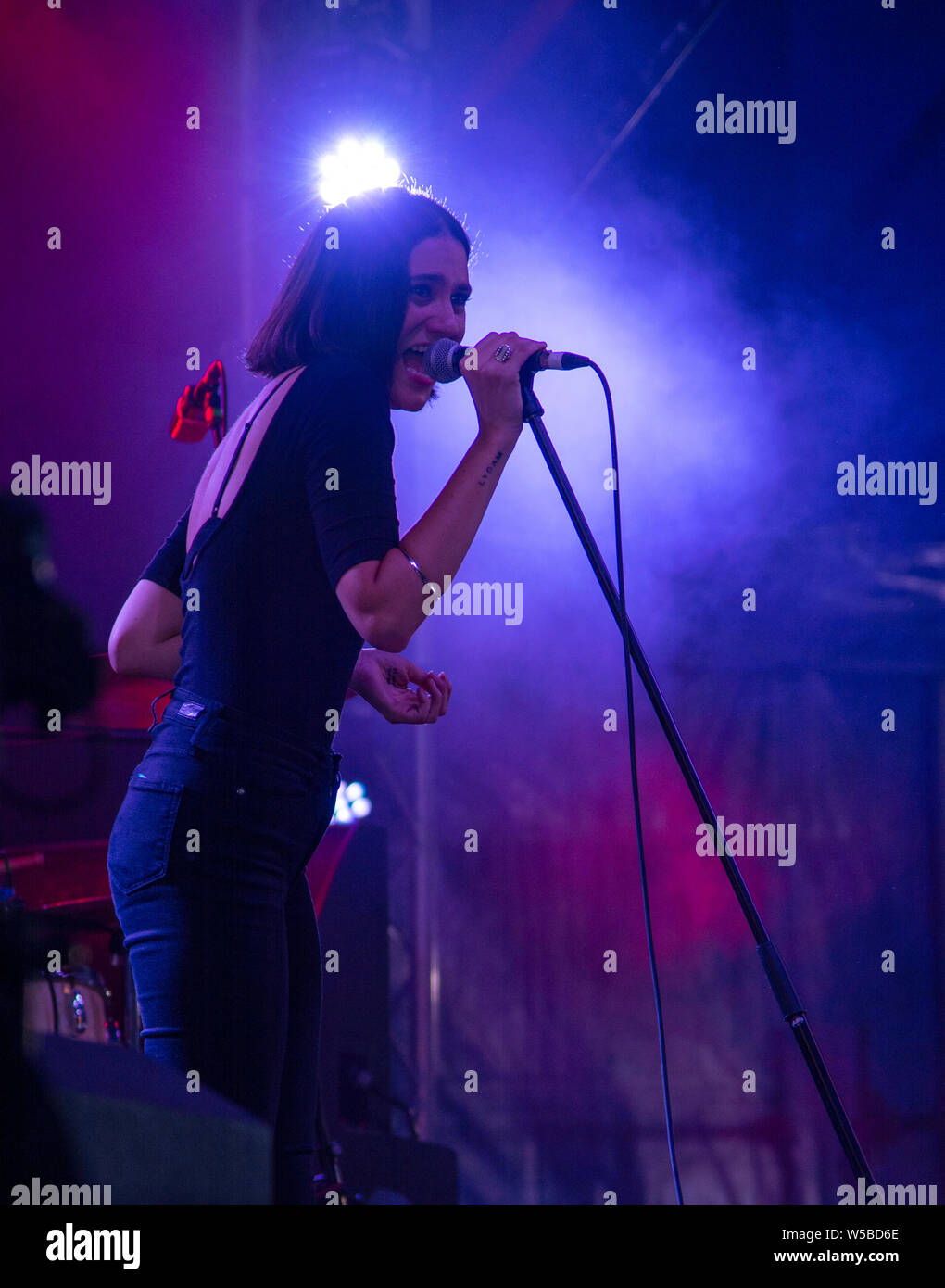 Nadine Shah auf der BBC-Sounds auf der Bühne Latitude Festival 2019 Stockfoto