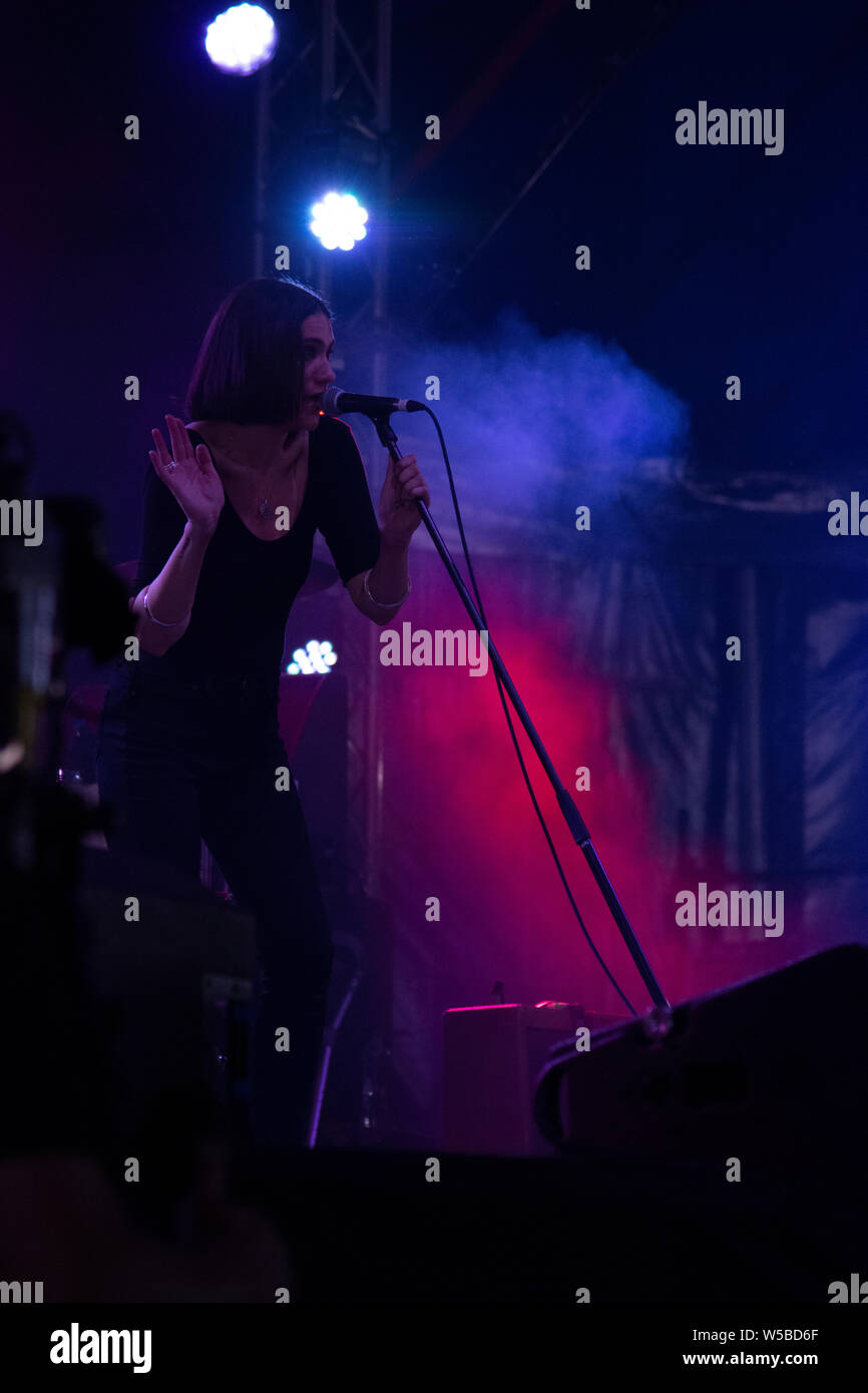 Nadine Shah auf der BBC-Sounds auf der Bühne Latitude Festival 2019 Stockfoto