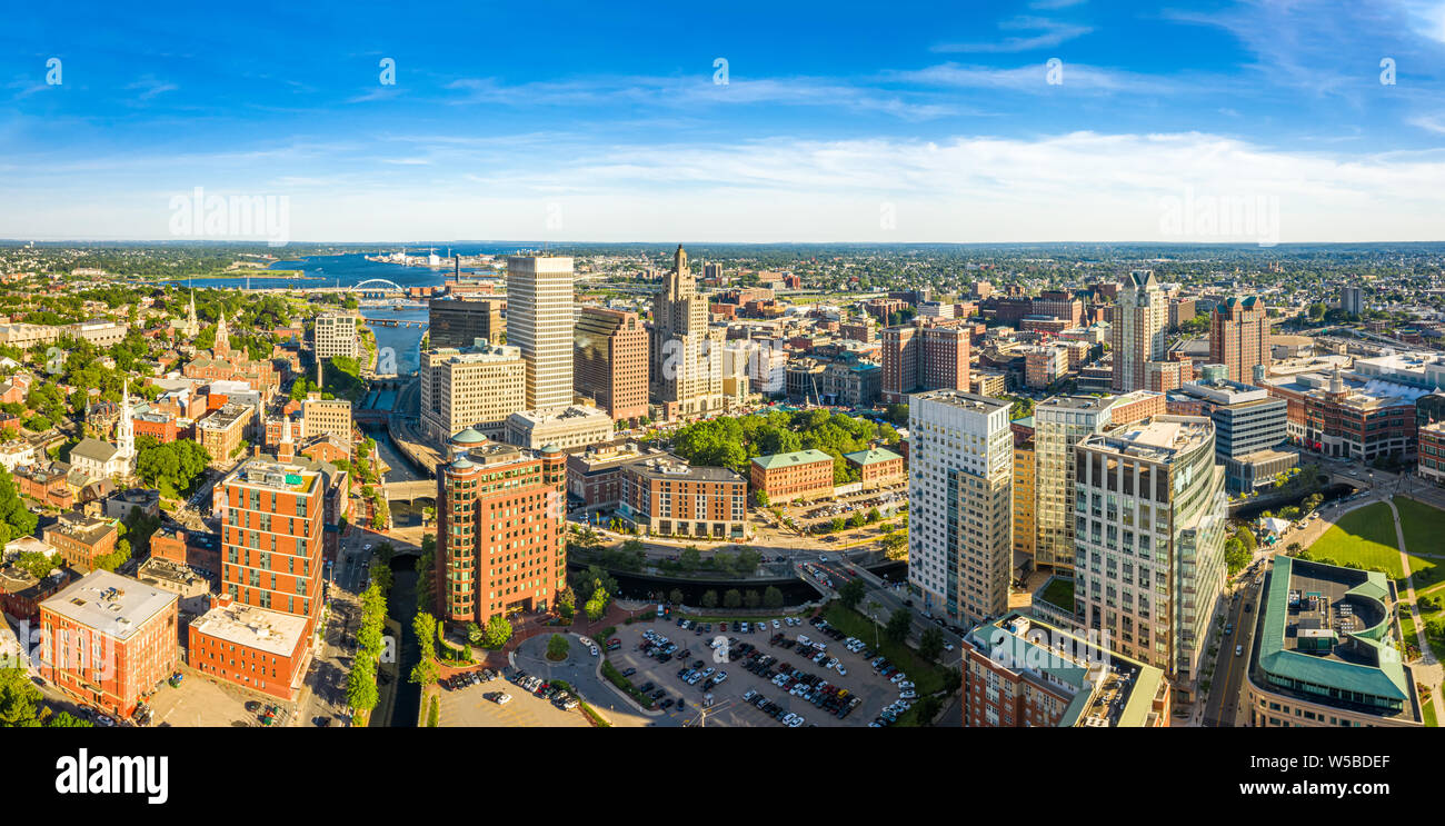 Antenne Panorama der Vorsehung Skyline am späten Nachmittag. Providence ist die Hauptstadt des US-Bundesstaates Rhode Island. Stockfoto