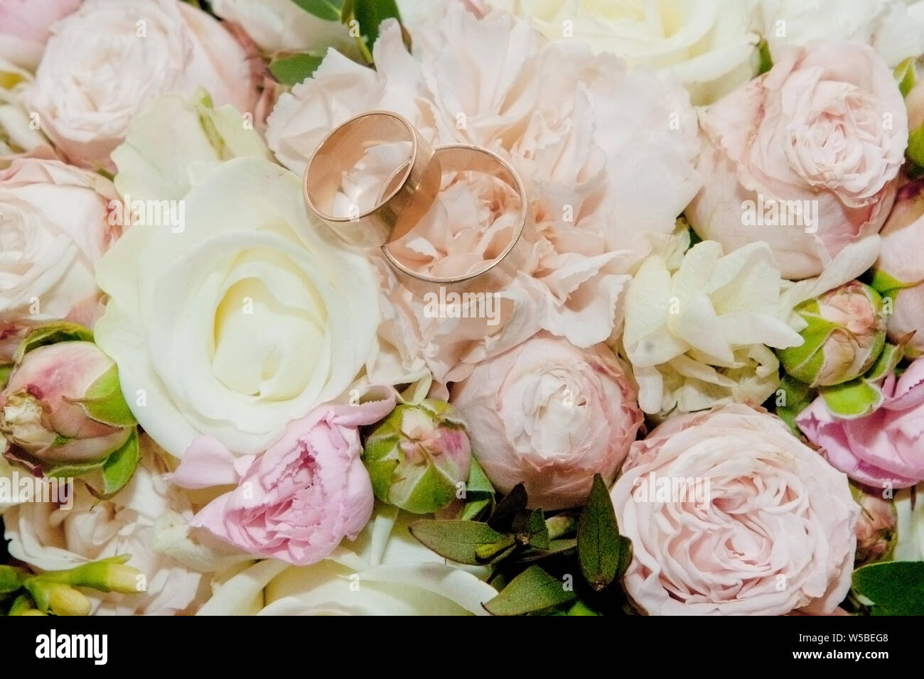 Blumenstrauß. Der braut Bouquet. Brautstrauß. Floristik. Trauringe. Wedding Bouquet aus verschiedenen Farben. Stockfoto