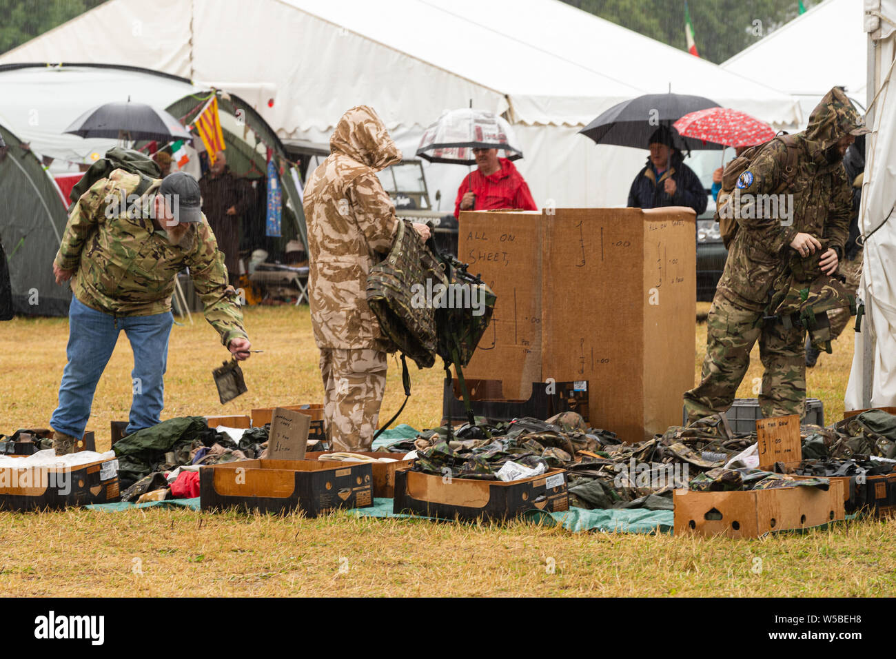 Krieg und Frieden Revival 2019, Paddock Wood Hop Farm. Menschen durch eine Armee überschuss Markt sichten. Stockfoto