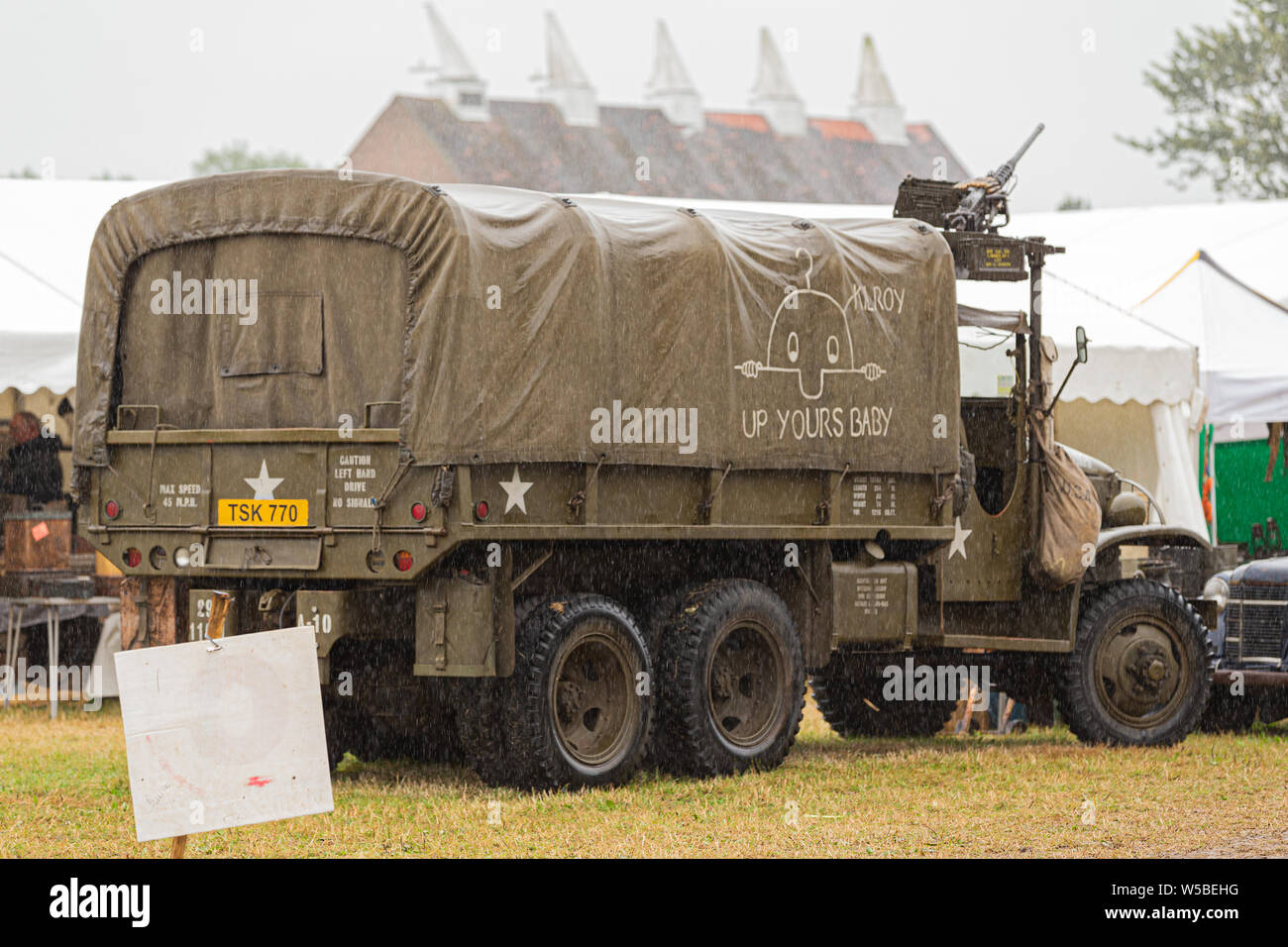 Krieg und Frieden Revival 2019, Paddock Wood Hop Farm. Eine Armee truppentransporter Lkw mit maschinengewehr an der Kabine befestigt. Es ist ein Tschad auf der Seite erstellt. Stockfoto