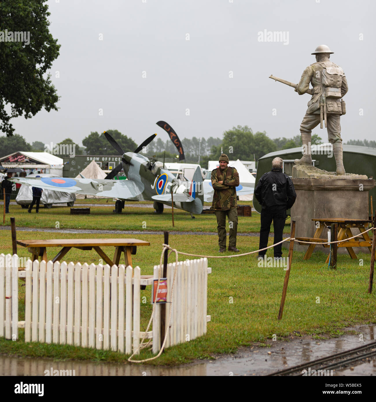 Krieg und Frieden Revival 2019, Paddock Wood Hop Farm. Zwei Männer, der eine Statue des Zweiten Weltkrieges Soldat. Stockfoto