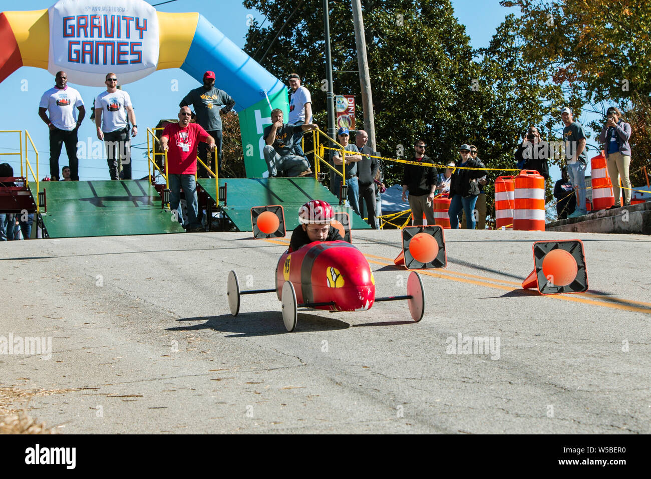 Ein Junge steuert seine Soap Box Fahrzeug bergab an der Start in einem Rennen an der Georgia Gravity Games am 3. November 2018 in Columbus, GA. Stockfoto