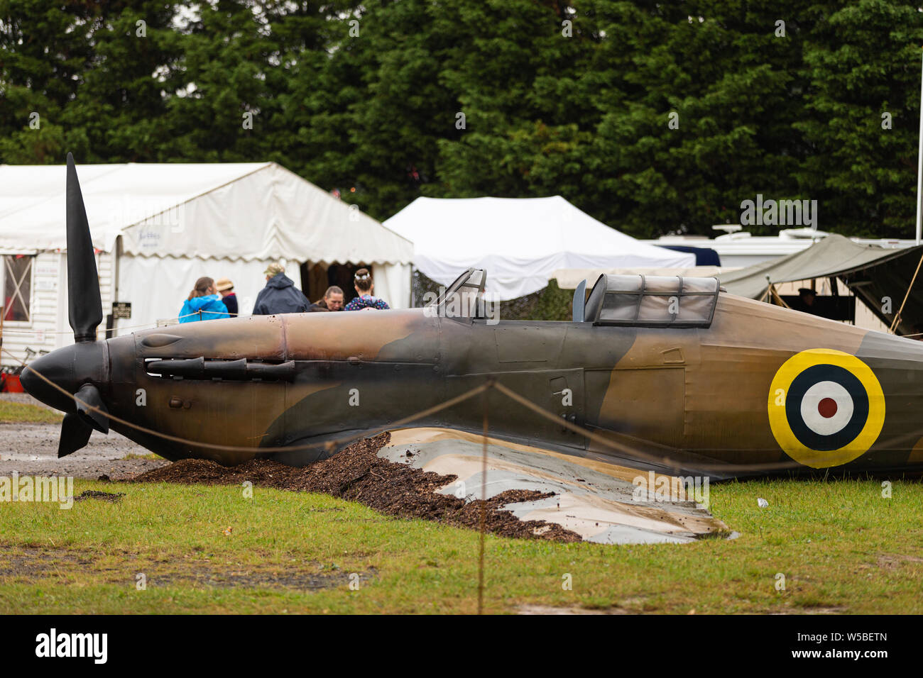 Krieg und Frieden Revival 2019, Paddock Wood Hop Farm. Ein Mock up Anzeige eines abgestürzten Spitfire. Stockfoto