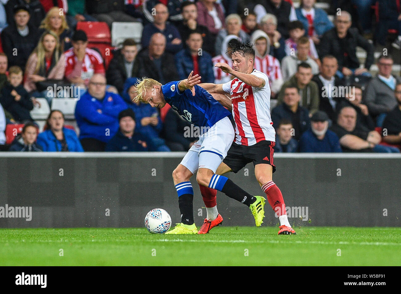 Sunderland, Großbritannien. 27. Juli, 2019. SUNDERLAND, ENGLAND 27.Juli Marc McNulty von Sunderland versucht, den Ball von Lucas Woudenberg von SC Heerenveen während der Saison zu gewinnen Freundschaftsspiel zwischen Sunderland und SC Heerenveen im Stadion des Lichts, Sunderland am Samstag, den 27. Juli 2019. (Credit: Iam Brennen | MI Nachrichten) Credit: MI Nachrichten & Sport/Alamy leben Nachrichten Stockfoto