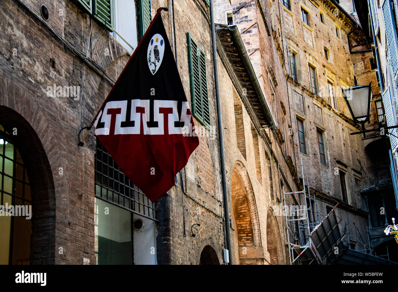 Flagge repräsentieren die Eule contrade Nachbarschaft in Siena, Italien Stockfoto