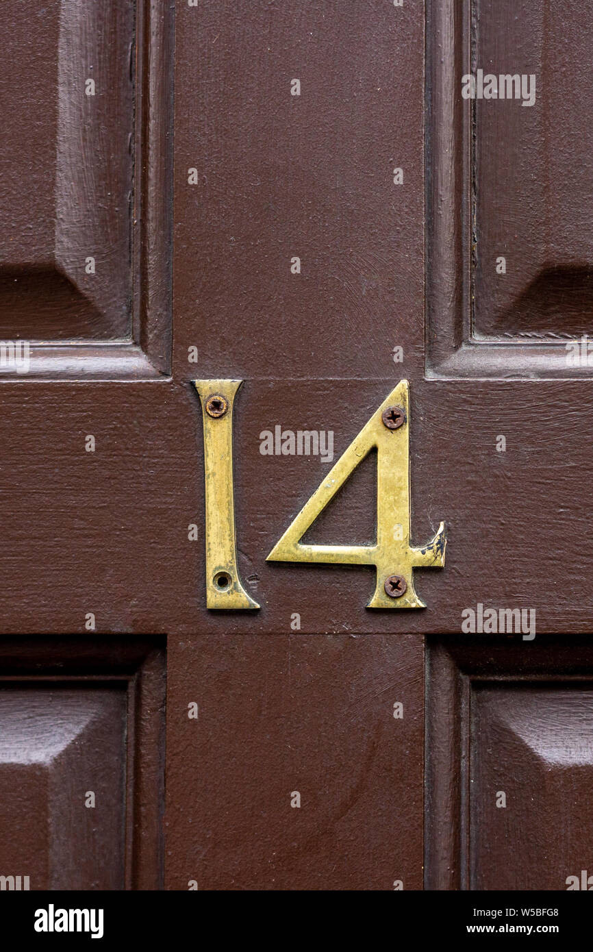 Haus Nummer 14 auf einem alten braun Holz- Vordertür Stockfoto