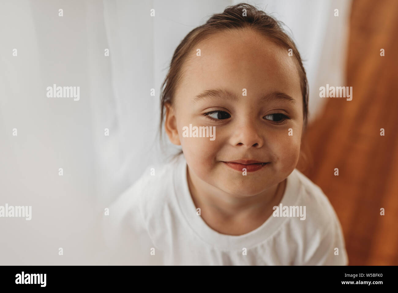 Porträt der Jungen weg schauen in natürlichem Licht studio Stockfoto