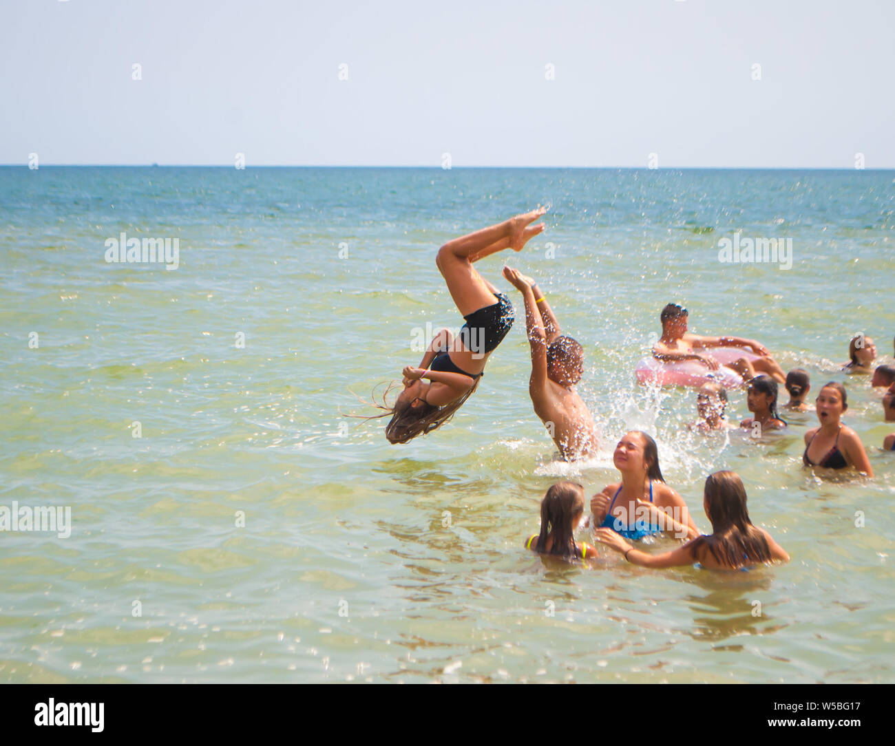 Odesa Rgn. Ukraine, 7. August 2018: Jugendliche im Meer schwimmen, Flips im Summer Camp Stockfoto