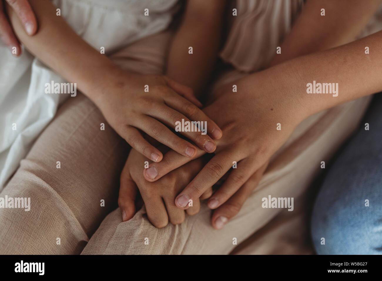 Nahaufnahme von Händen der Familie verflochten Stockfoto