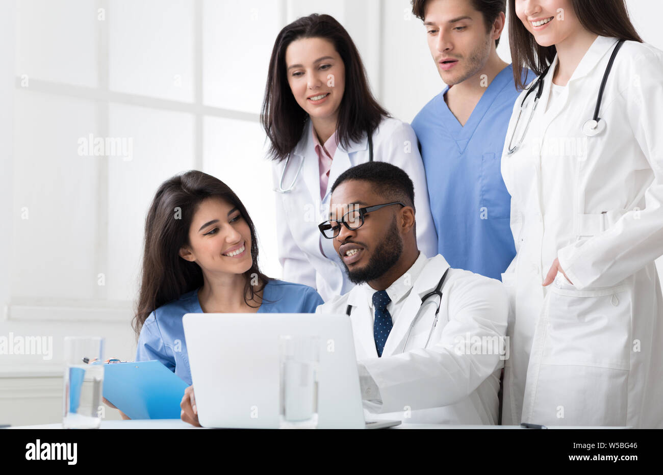 Team von Praktikanten und Praktiker Prüfung medizinische Berichte Stockfoto