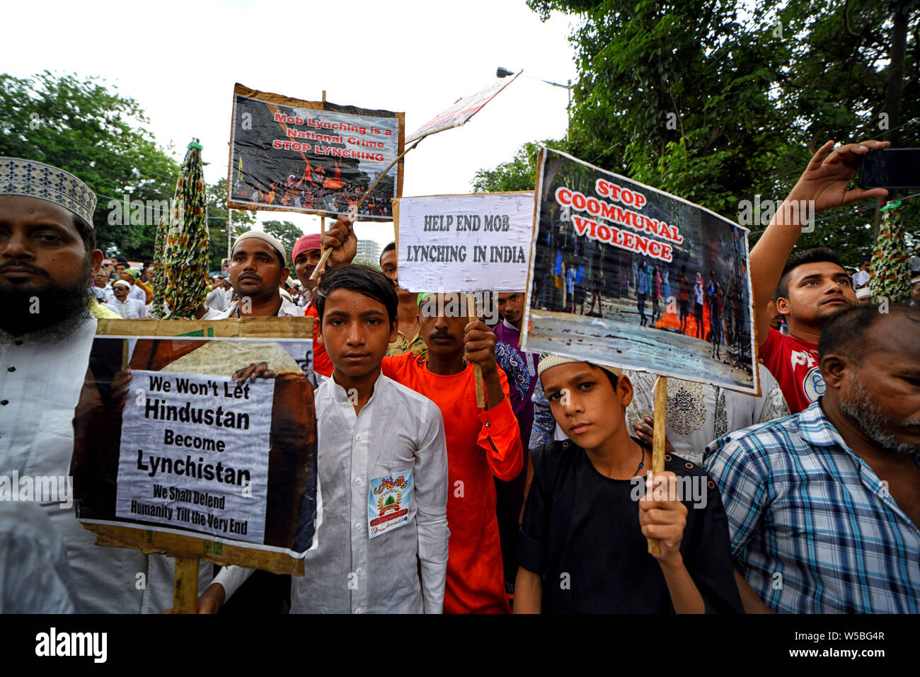 Die Demonstranten aus den verschiedenen Minderheit Gemeinschaft von Indien halten Plakate hoch, während der Mob Lynchmord Protest in Kalkutta. Protest gegen die jüngsten Mob lynchmord Vorfälle am anderen Teil von Indien, 2019 Hasse, Verbrechen im Namen der Religion ständig zugenommen und störende kommunale Harmonien des Landes in verschiedenen Staaten. Stockfoto
