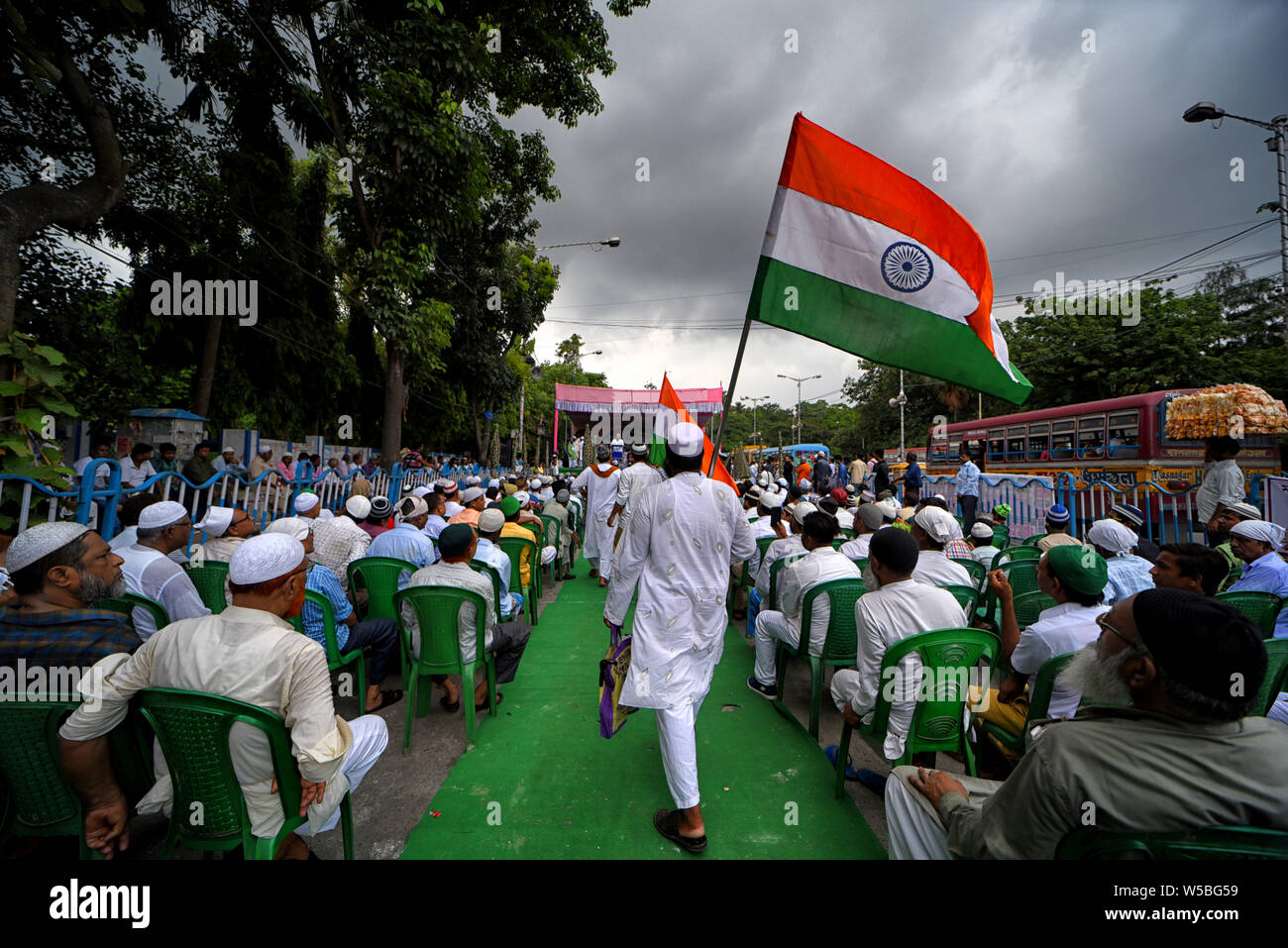 Ein Anhänger der Majlis-e-Ulama-e-Islam in West Bengalen hält eine indische Nationalflagge während der Mob Lynchmord Protest in Kalkutta. Protest gegen die jüngsten Mob lynchmord Vorfälle am anderen Teil von Indien, 2019 Hasse, Verbrechen im Namen der Religion ständig zugenommen und störende kommunale Harmonien des Landes in verschiedenen Staaten. Stockfoto