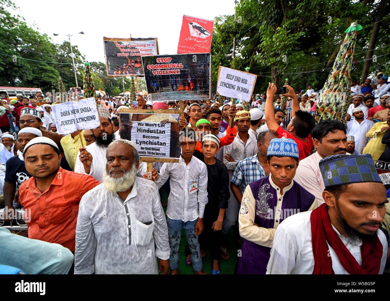 Die Demonstranten aus den verschiedenen Minderheit Gemeinschaft von Indien halten Plakate hoch, während der Mob Lynchmord Protest in Kalkutta. Protest gegen die jüngsten Mob lynchmord Vorfälle am anderen Teil von Indien, 2019 Hasse, Verbrechen im Namen der Religion ständig zugenommen und störende kommunale Harmonien des Landes in verschiedenen Staaten. Stockfoto